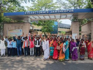 पटमदा के कांकु गांव में स्टोन क्रशर परियोजना के समर्थन में ग्रामीणों का प्रदर्शन, उपायुक्त कार्यालय का घेराव