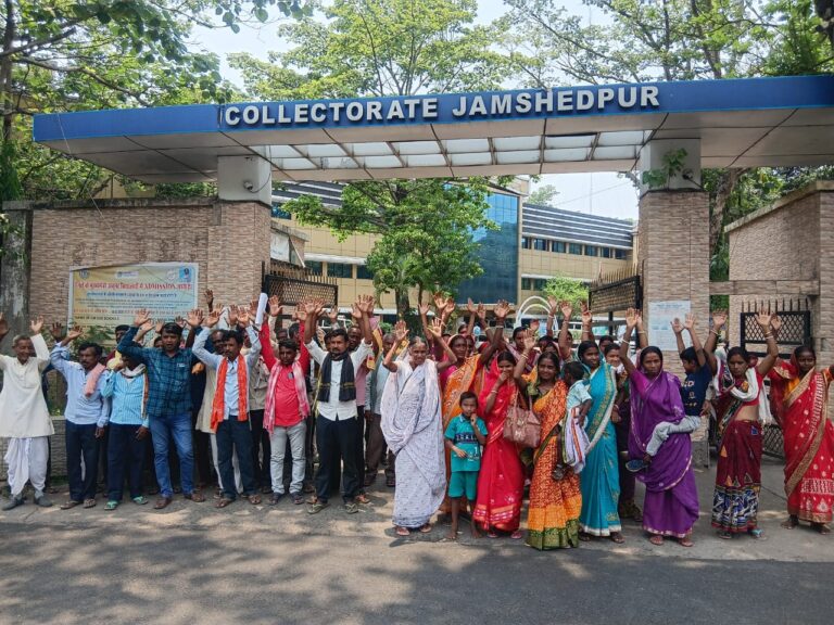 पटमदा के कांकु गांव में स्टोन क्रशर परियोजना के समर्थन में ग्रामीणों का प्रदर्शन, उपायुक्त कार्यालय का घेराव
