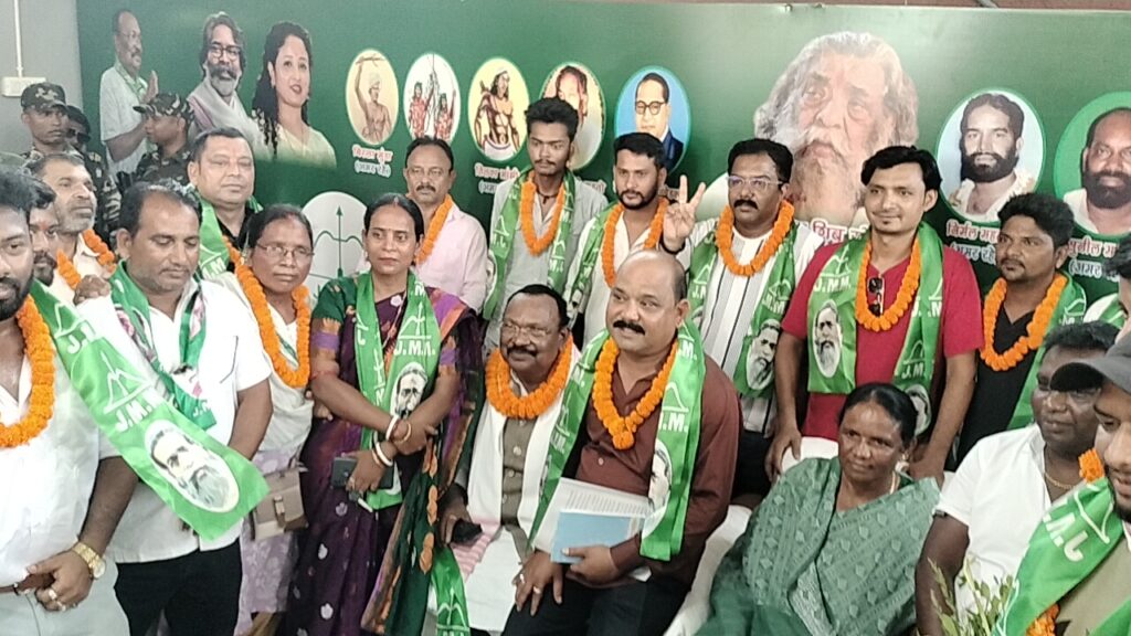 सरायकेला में चंपाई सोरेन को तगड़ा झटका: पूर्व सीएम के करीबी बीटी दास और ममता बेज की जेएमएम में ‘घर वापसी’; सांसद जोबा माझी ने दिलाई सदस्यता