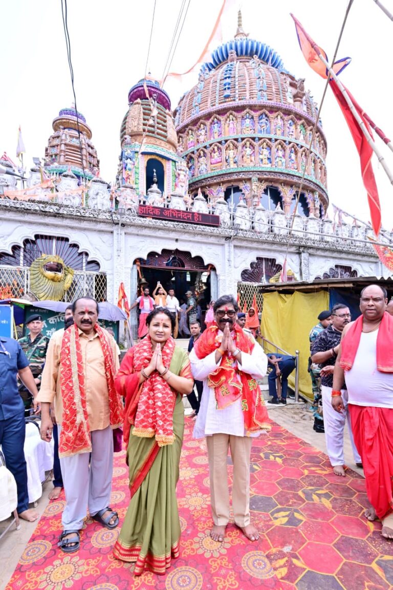 मुख्यमंत्री हेमंत सोरेन ने पत्नी कल्पना सोरेन संग मां दिउड़ी मंदिर में की पूजा-अर्चना, राज्य की सुख-समृद्धि की कामना