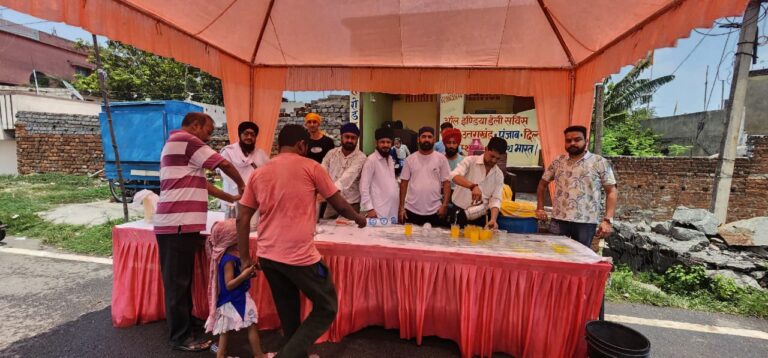 जमशेदपुर: कदमा मेन रोड पर ‘अमृत रोड सेवा’ ने लगाई छबील, तपती गर्मी में राहगीरों को पिलाया ठंडा शर्बत