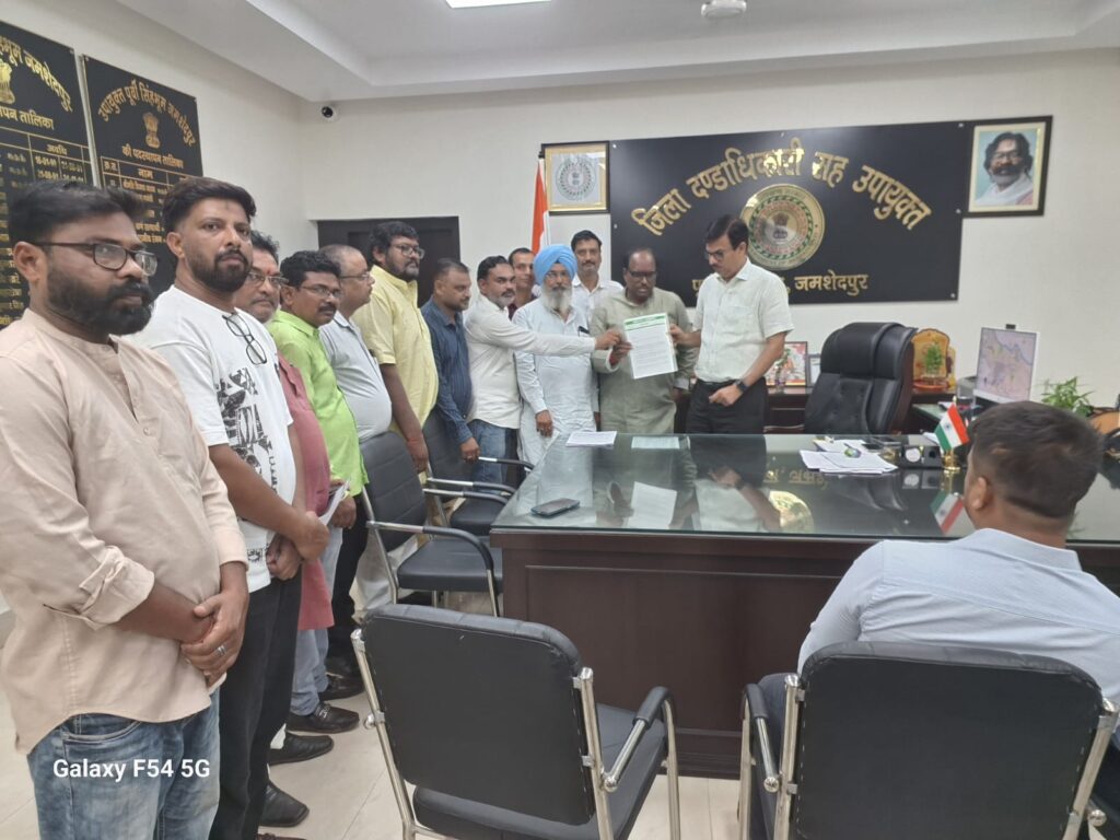 जमशेदपुर: शहर की बदहाली पर जेडीयू ने उपायुक्त को सौंपा ज्ञापन कहा— ‘वसूली छोड़ ट्रैफिक सुधारे पुलिस’, मानगो-जुस्को की मनमानी पर उठाए सवाल