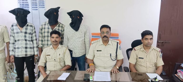 जमशेदपुर: शंकोसाई खड़िया बस्ती गोलीकांड का खुलासा; नशे की हालत में पैसों के विवाद में देवदास को मारी थी गोली, हथियार के साथ 3 गिरफ्तार