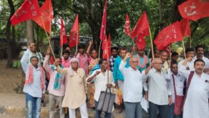 भादुडीह–माधवपुर सड़क परियोजना: मुआवजा नहीं मिलने पर भाकपा का उपायुक्त कार्यालय पर प्रदर्शन