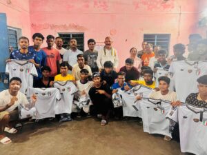जमशेदपुर: धतकीडीह मेडिकल बस्ती में खेल को बढ़ावा; पूर्व सांसद सुमन महतो और शिव शंकर सिंह ने फुटबॉल टीम को बांटी जर्सी
