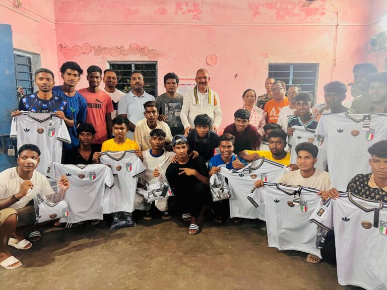 जमशेदपुर: धतकीडीह मेडिकल बस्ती में खेल को बढ़ावा; पूर्व सांसद सुमन महतो और शिव शंकर सिंह ने फुटबॉल टीम को बांटी जर्सी