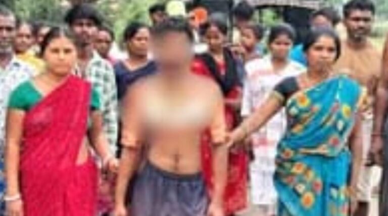 रांची: चोरी के आरोप में युवक को महिला के कपड़े पहनाकर गांव में घुमाया, पुलिस ने हिरासत में लिया