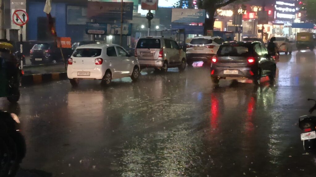 जमशेदपुर में झमाझम बारिश से बदला मौसम का मिजाज, उमस भरी गर्मी से लोगों को मिली राहत