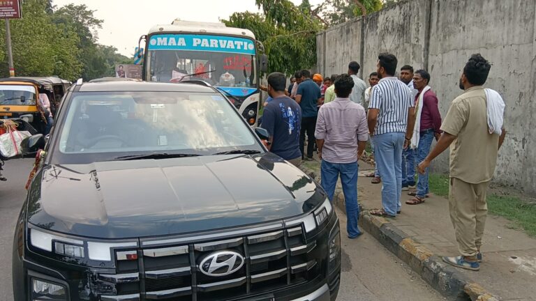 जमशेदपुर: साकची में बस और क्रेटा कार की टक्कर के बाद हंगामा, मुआवजे को लेकर सड़क पर हुई बहस