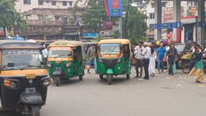 जमशेदपुर ट्रैफिक अभियान पर टेंपो चालकों की मनमानी भारी, साकची में आधी सड़क पर कब्जा; जाम से नहीं मिल रही राहत