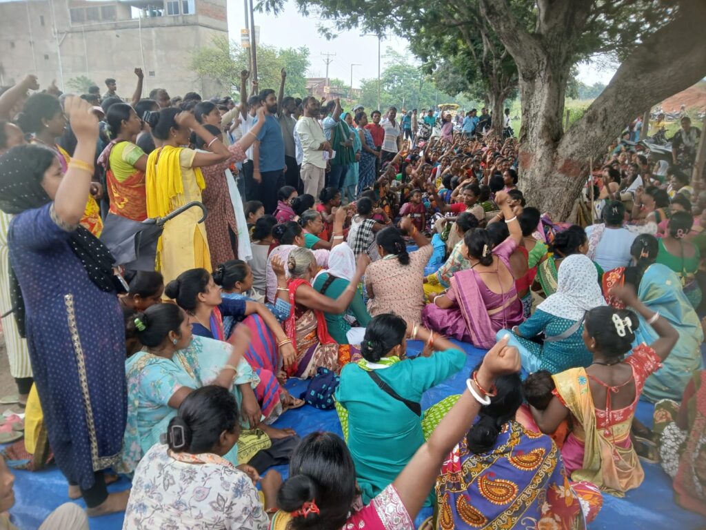 जमशेदपुर: तुरामडीह विस्थापितों के धरना में पहुंचे अर्जुन मुंडा का विरोध, आंदोलनकारियों ने की नारेबाजी