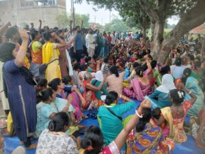 जमशेदपुर: तुरामडीह विस्थापितों के धरना में पहुंचे अर्जुन मुंडा का विरोध, आंदोलनकारियों ने की नारेबाजी