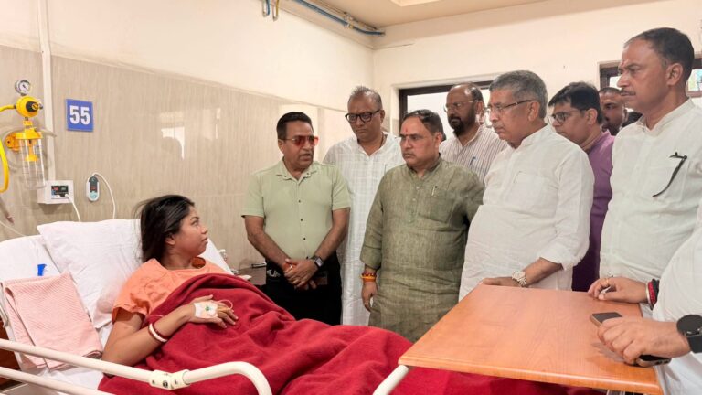 टाटा मेन हॉस्पिटल में विधायक पूर्णिमा से मिले भाजपा प्रदेश अध्यक्ष आदित्य साहू