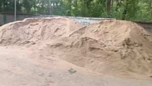 बालू माफियाओं का नया तरीका: सड़क किनारे बना रहे अवैध स्टोरेज, कार्रवाई पर उठ रहे सवाल
