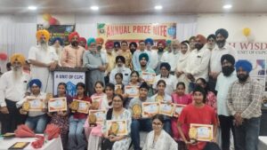 सिख विजडम अकादमी ने मेधावी विद्यार्थियों को किया सम्मानित, शिक्षा और संस्कार पर दिया जोर