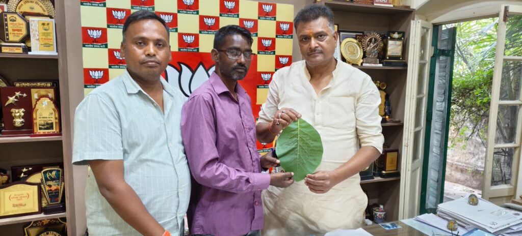 हूल दिवस पर अनूठी पहल: सागवान के पत्ते पर दिया गया निमंत्रण, सांसद मनीष जायसवाल ने की सराहना