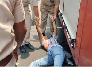 जमशेदपुर: टीएमएच गोलचक्कर पर भीषण सड़क हादसा, दमकल वाहन की चपेट में आने से युवक की मौत