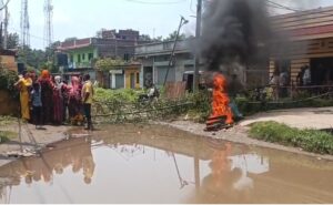 जमशेदपुर: गोलपहाड़ी-गोविंदपुर सड़क की बदहाली पर फूटा गुस्सा, ग्रामीणों ने घंटों किया सड़क जाम