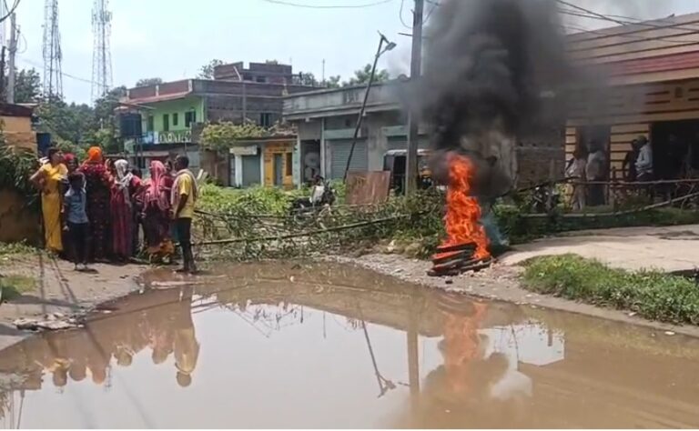 जमशेदपुर: गोलपहाड़ी-गोविंदपुर सड़क की बदहाली पर फूटा गुस्सा, ग्रामीणों ने घंटों किया सड़क जाम