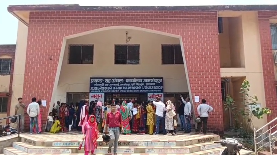 जमशेदपुर प्रखंड कार्यालय में मंईयां सम्मान योजना सत्यापन को लेकर हंगामा, महिलाओं ने जताया आक्रोश