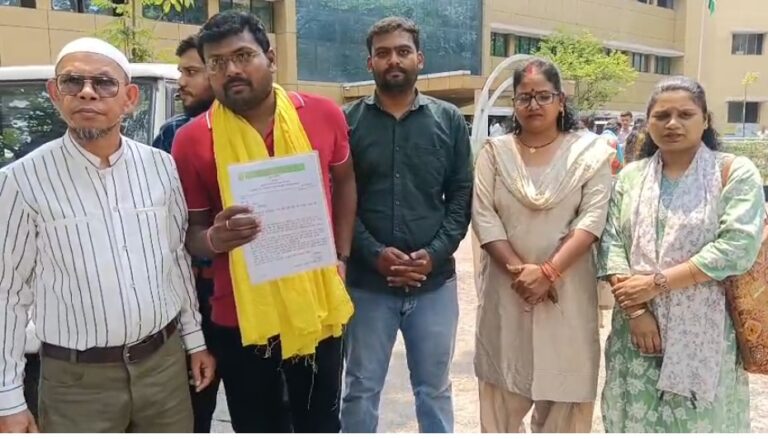 जेकेएम का उपायुक्त कार्यालय पर प्रदर्शन: खासमहल-गोविंदपुर जर्जर सड़क की मरम्मत की मांग, दी आंदोलन की चेतावनी