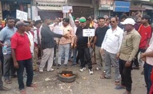 जमशेदपुर: बाड़ीगोड़ा में रेलवे अंडरब्रिज निर्माण के लिए फूटा ग्रामीणों का गुस्सा, सड़क पर टायर जलाकर किया प्रदर्शन