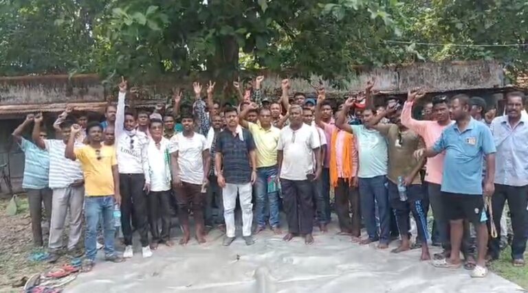 घाटशिला: सूरदा माइंस के 950 मजदूरों का फूटा गुस्सा, संवेदक कंपनी पर श्रमिक अधिकारों के हनन का आरोप