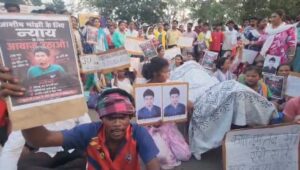 टाटानगर स्टेशन पर बड़ा बवाल: शव के साथ प्रदर्शन कर रहे ग्रामीणों पर पुलिस का लाठीचार्ज; वंदे भारत हादसे में हुई थी रेल कर्मी की मौत