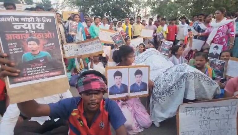 टाटानगर स्टेशन पर बड़ा बवाल: शव के साथ प्रदर्शन कर रहे ग्रामीणों पर पुलिस का लाठीचार्ज; वंदे भारत हादसे में हुई थी रेल कर्मी की मौत
