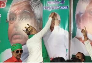सरायकेला: आदित्यपुर ऑटो क्लस्टर में मना लालू प्रसाद यादव का 79वां जन्मदिन, 79 पाउंड का काटा गया विशाल केक