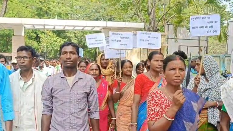 पटमदा के कांकु गांव में प्रस्तावित पत्थर खदान का ग्रामीणों ने किया विरोध, उपायुक्त को सौंपा ज्ञापन