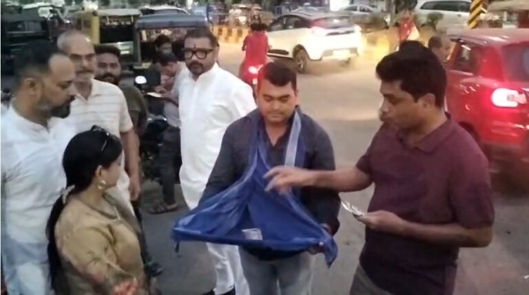 जमशेदपुर: निजी स्कूलों की मनमानी के खिलाफ बारीडीह में ‘नुक्कड़ नाटक’ और ‘भिक्षाटन’; री-एडमिशन फीस बंद करने और समान सिलेबस की उठी मांग