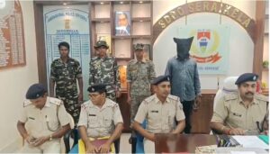 सरायकेला पुलिस की बड़ी कार्रवाई: 1 किलो 54 ग्राम गांजा के साथ तस्कर गिरफ्तार, बाइक जब्त