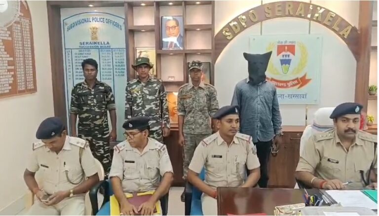 सरायकेला पुलिस की बड़ी कार्रवाई: 1 किलो 54 ग्राम गांजा के साथ तस्कर गिरफ्तार, बाइक जब्त