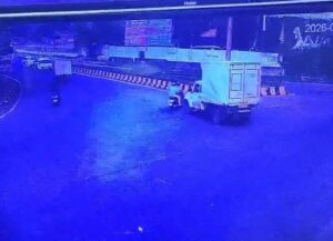 जमशेदपुर: आरडी टाटा गोलचक्कर पर पिकअप की चपेट में आई स्कूटी सवार महिला, हादसे के बाद सड़क जाम