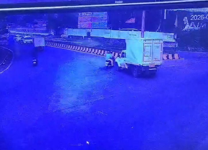 जमशेदपुर: आरडी टाटा गोलचक्कर पर पिकअप की चपेट में आई स्कूटी सवार महिला, हादसे के बाद सड़क जाम