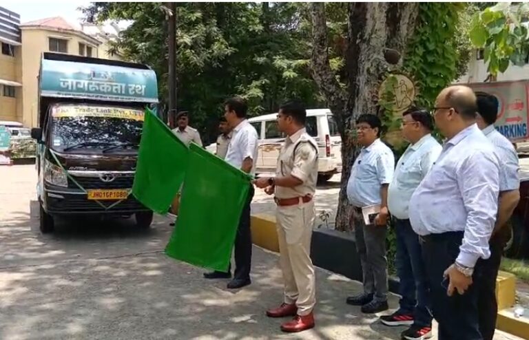 जमशेदपुर में नशामुक्ति अभियान को मिली रफ्तार, उपायुक्त और एसएसपी ने जागरूकता रथ को दिखाई हरी झंडी