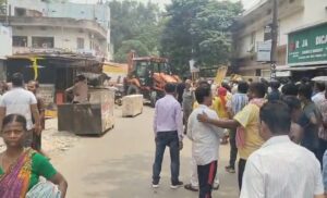 जमशेदपुर: भालूबासा गोलचक्कर पर चला पीला पंजा; कोर्ट के आदेश पर जेएनएसी और जुस्को ने ध्वस्त कीं 6 अवैध दुकानें, विरोध के बीच तनाव