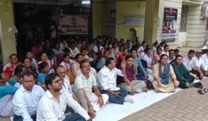 जमशेदपुर: पांच महीने से वेतन नहीं मिलने पर एनएचएम कर्मचारियों का धरना, जल्द भुगतान की मांग