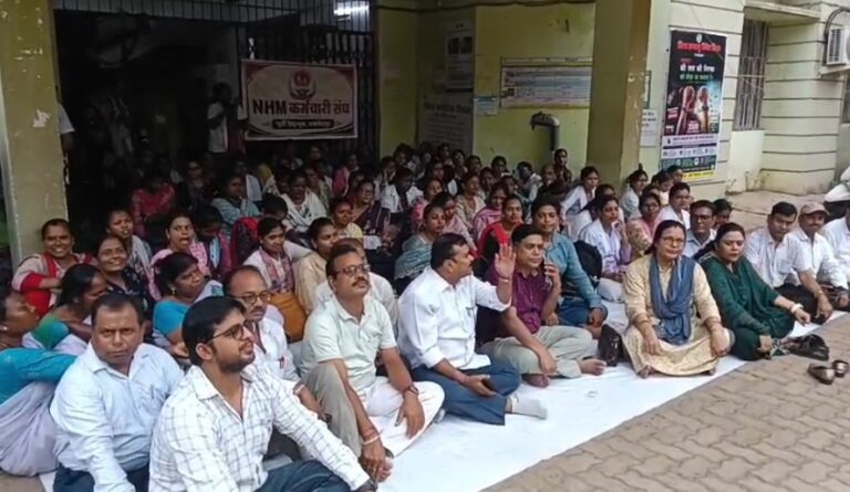जमशेदपुर: पांच महीने से वेतन नहीं मिलने पर एनएचएम कर्मचारियों का धरना, जल्द भुगतान की मांग
