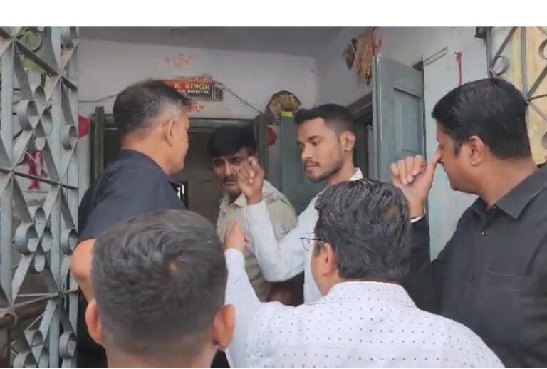 जमशेदपुर: टाटा स्टील क्वार्टर खाली कराने पहुंची यूआईएसएल टीम का विरोध, ट्रैफिक पुलिस एएसआई पर अवैध कब्जे का आरोप