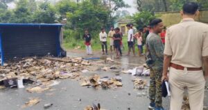 सरायकेला में एनएच -33 पर शराब से लदी वैन पलटी, लाखों की ओल्ड मॉन्क शराब नष्ट; ग्रामीण उठा ले गए बची बोतलें