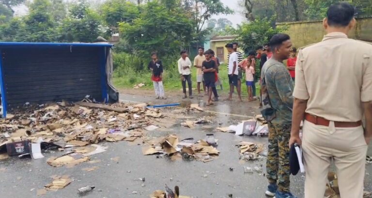 सरायकेला में एनएच -33 पर शराब से लदी वैन पलटी, लाखों की ओल्ड मॉन्क शराब नष्ट; ग्रामीण उठा ले गए बची बोतलें