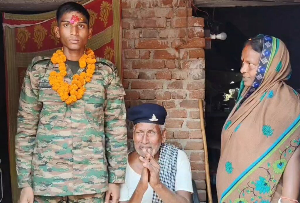 गिरिडीह: 1300 की आबादी वाले गांव को मिला पहला ‘अग्निवीर’; जब वर्दी में लौटे उदय दास, तो गाजे-बाजे और तिरंगे के साथ उमड़ा पूरा इलाका