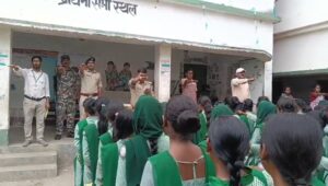 पाकुड़ पुलिस ने विद्यालयों में चलाया जागरूकता अभियान, छात्रों को साइबर अपराध और नशे से बचाव की दी जानकारी