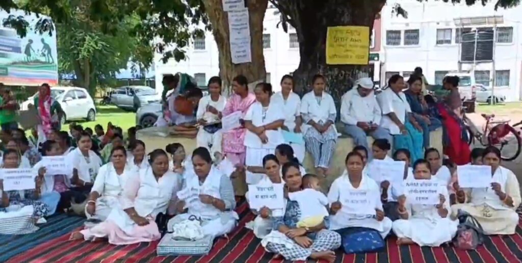 एनएचएम कर्मियों की हड़ताल से स्वास्थ्य सेवाएं प्रभावित, आंदोलन के दौरान नर्स की बिगड़ी तबीयत