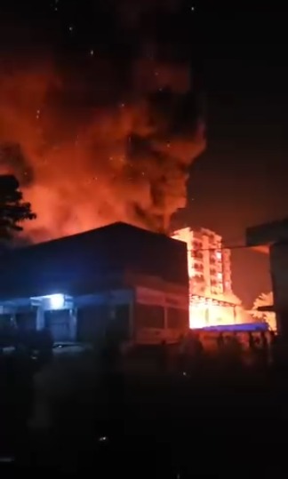 मुजफ्फरपुर में कबाड़ गोदाम में लगी भीषण आग, दहशत में घर छोड़कर बाहर निकले लोग