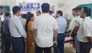खरौंधी कस्तूरबा विद्यालय में दूसरे दिन भी 8 छात्राएं बीमार, डीसी का बड़ा एक्शन, एक को छोड़ सभी कर्मी सेवा मुक्त