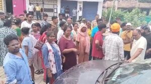 बिरसानगर में तेज रफ्तार 407 ट्रक का कहर, चार बाइक, कार और बाउंड्री वॉल क्षतिग्रस्त, सड़क जाम