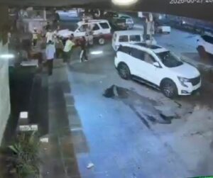 जमशेदपुर डबल डाउन बार चाकूबाजी: सीसीटीवी में पुलिस के सामने युवकों पर ताबड़तोड़ हमला, कार्रवाई पर उठे सवाल